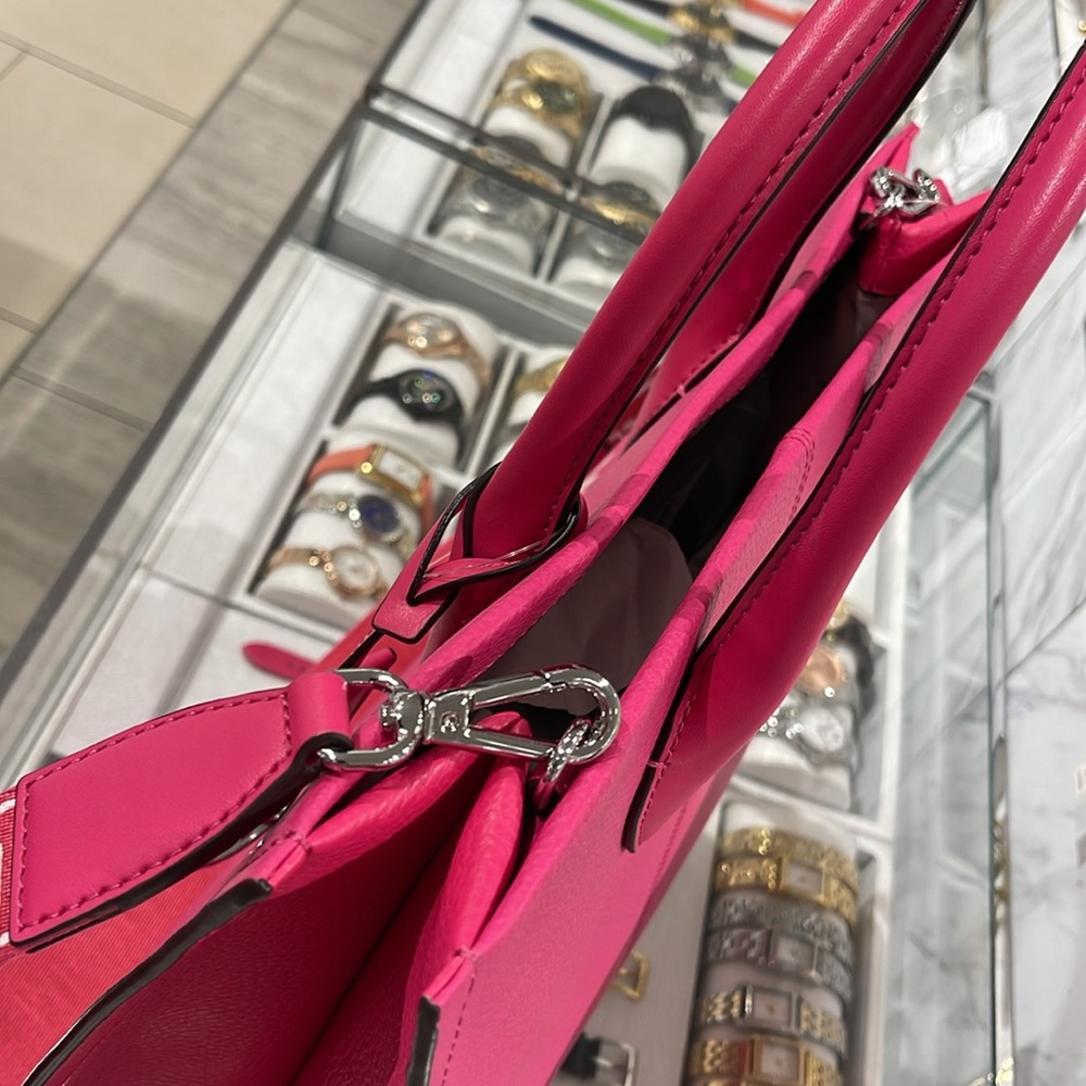 Michael Kors Mirella Medium Pebbled Leather Tote Bag
Dragonfruit
NWT - Picture 5 of 16